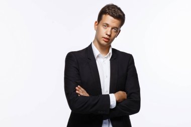 resmi giyim adam beyaz arka plan üzerinde izole poz