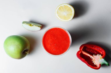 malzemelerle smoothie cam üst görünümü