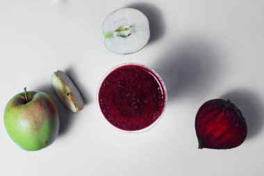 İçi meyve suyu dolu buzlu içecek bardağının üst görüntüsü