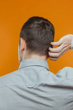 stüdyoda kafa çizerek gömlek adam arka görünümü