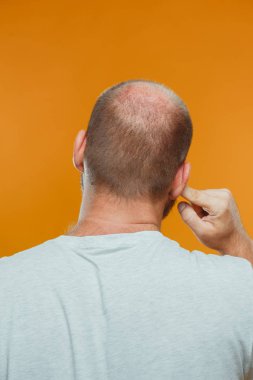 stüdyoda parmakla kulak dürtme adam arka görünümü
