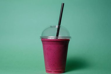 yeşil arka planda saman ile berry milkshake