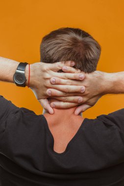 stüdyoda elleriyle baş tutan adamın arka görünümü