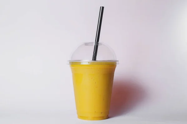 Eldobható Csésze Trópusi Gyümölcs Smoothie Szalmával Stúdió Háttér — Stock Fotó