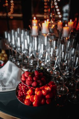 masada çeşitli çilek ve şampanya flüt standı