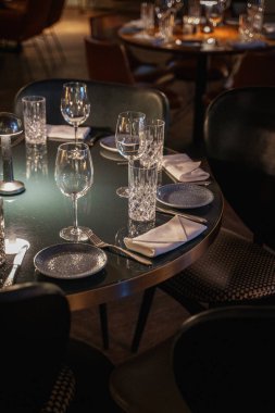 restoran iç boş gözlüklü masa servis