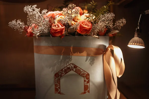 Decoratieve Papieren Zak Met Bloemen Boeket — Stockfoto