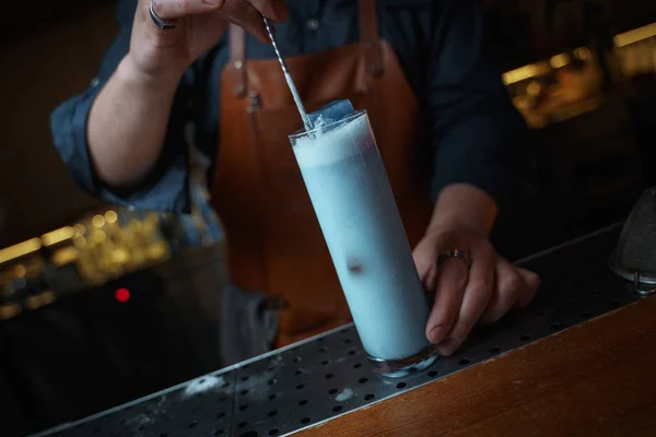 Barkeeper Bereitet Weißen Russischen Cocktail Der Bar — Stockfoto