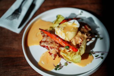 tabakta servis edilen haşlanmış yumurta ile kahvaltı