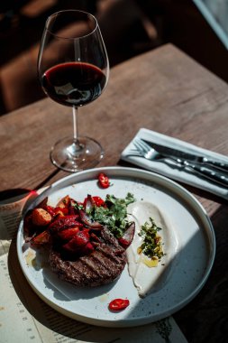 masada servis edilen sebzeli biftek kısmı