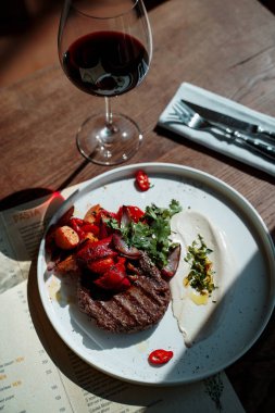 masada servis edilen sebzeli biftek kısmı