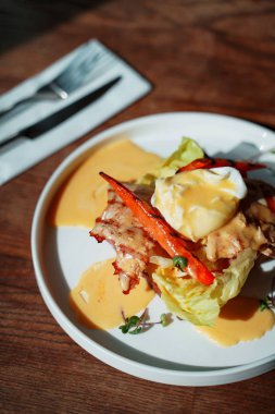 tabakta servis edilen haşlanmış yumurta ile kahvaltı