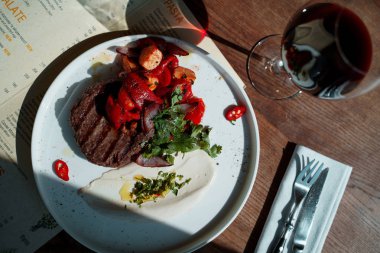 masada servis edilen sebzeli biftek kısmı