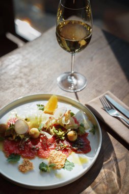 parlak güneş ışığında masada servis edilen meze