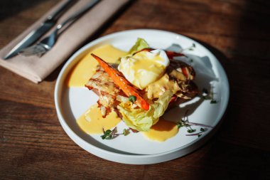 tabakta servis edilen haşlanmış yumurta ile kahvaltı