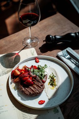 masada servis edilen sebzeli biftek kısmı