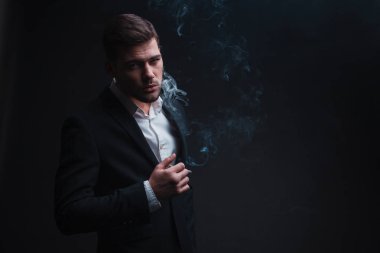 stüdyoda sigara genç yakışıklı adam