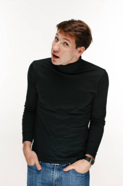 beyaz stüdyo arka plan üzerinde ifade soran adam