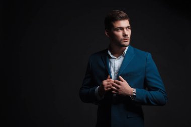 stüdyoda genç yakışıklı adam portresi