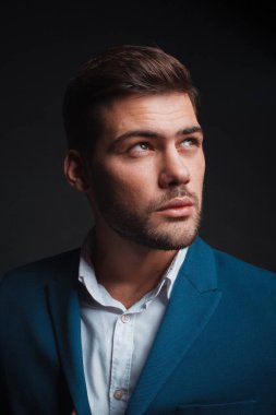 stüdyoda genç yakışıklı adam portresi