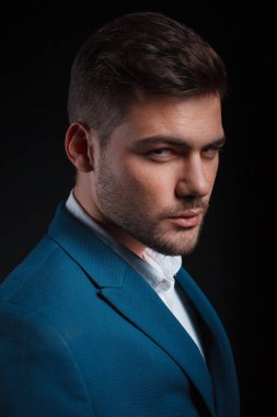 stüdyoda genç yakışıklı adam portresi