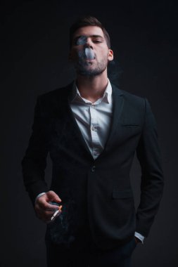 stüdyoda sigara genç yakışıklı adam