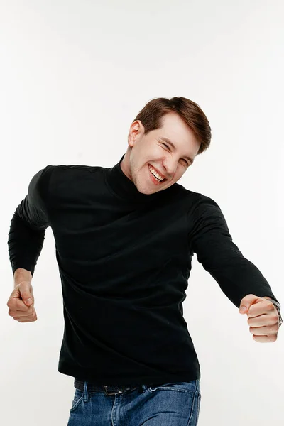 Junger Mann Lächelt Auf Weißem Studiohintergrund — Stockfoto