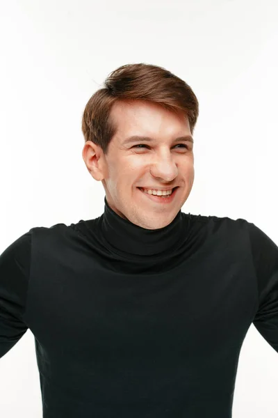 Joven Sonriendo Sobre Fondo Blanco Del Estudio — Foto de Stock