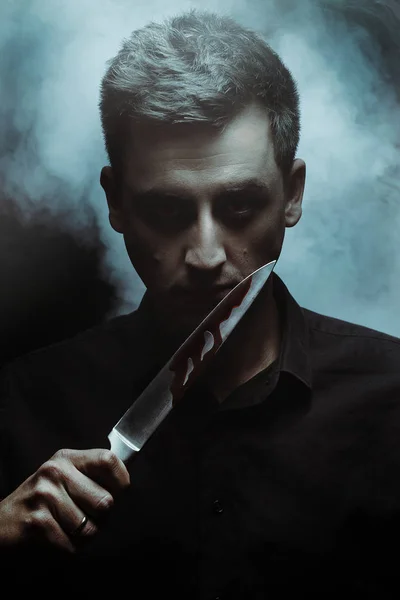 血まみれのナイフを持った男の肖像画 — ストック写真