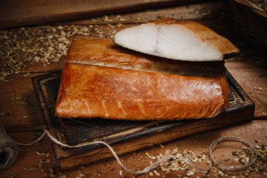 ahşap yüzeyde füme balık görünümü