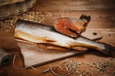 ahşap yüzeyde füme balık görünümü