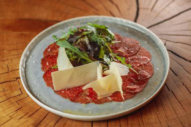 peynir ve arugula ile carpaccio kısmı