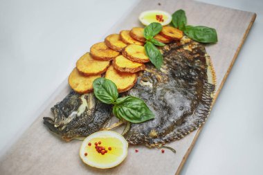 tatlı patates, fesleğen ve limon ile taze kavrulmuş flatfish