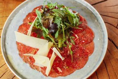 peynir ve arugula ile carpaccio kısmı