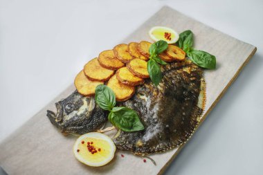 tatlı patates, fesleğen ve limon ile taze kavrulmuş flatfish