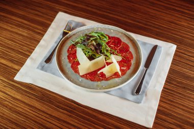 peynir ve arugula ile carpaccio kısmı