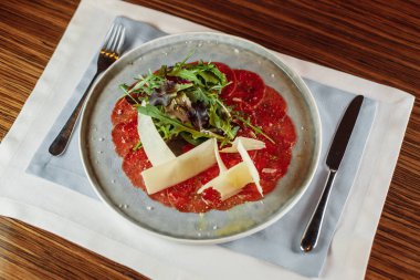 peynir ve arugula ile carpaccio kısmı