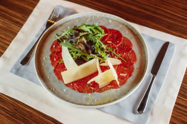 peynir ve arugula ile carpaccio kısmı