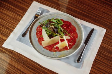 peynir ve arugula ile carpaccio kısmı