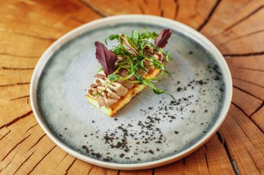 hassas meze kısmı tabakta servis