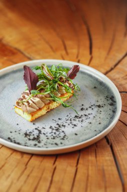 hassas meze kısmı tabakta servis