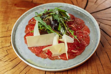 peynir ve arugula ile carpaccio kısmı