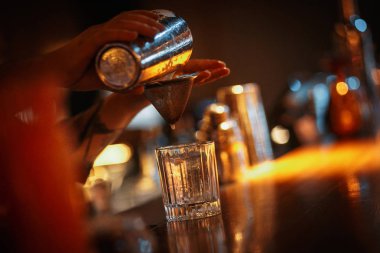 kokteyl hazırlayan barmen kırpılmış atış