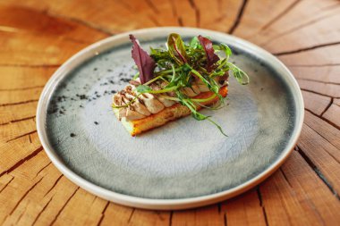 hassas meze kısmı tabakta servis