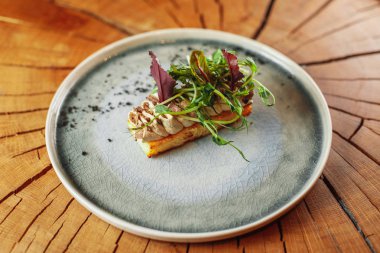 hassas meze kısmı tabakta servis