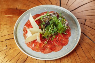 peynir ve arugula ile carpaccio kısmı