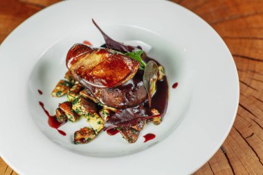 hassas meze kısmı tabakta servis