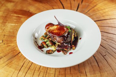 hassas meze kısmı tabakta servis