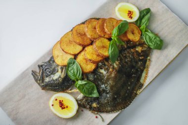 tatlı patates, fesleğen ve limon ile taze kavrulmuş flatfish