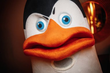 penguen kostüm yüz yakın çekim